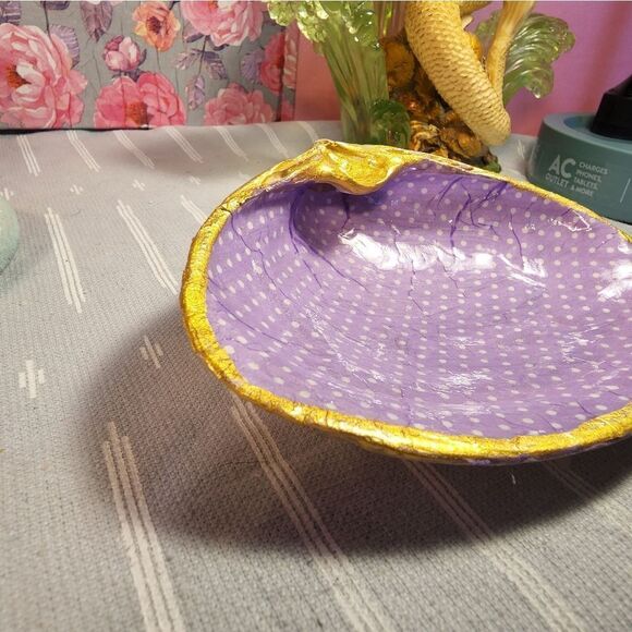 DECOUPAGE CLAM SHELL DECOUPAGE PURPLE POLKA DOTS ON A CLAM SHELL TRINKET DISH - Picture 5 of 10